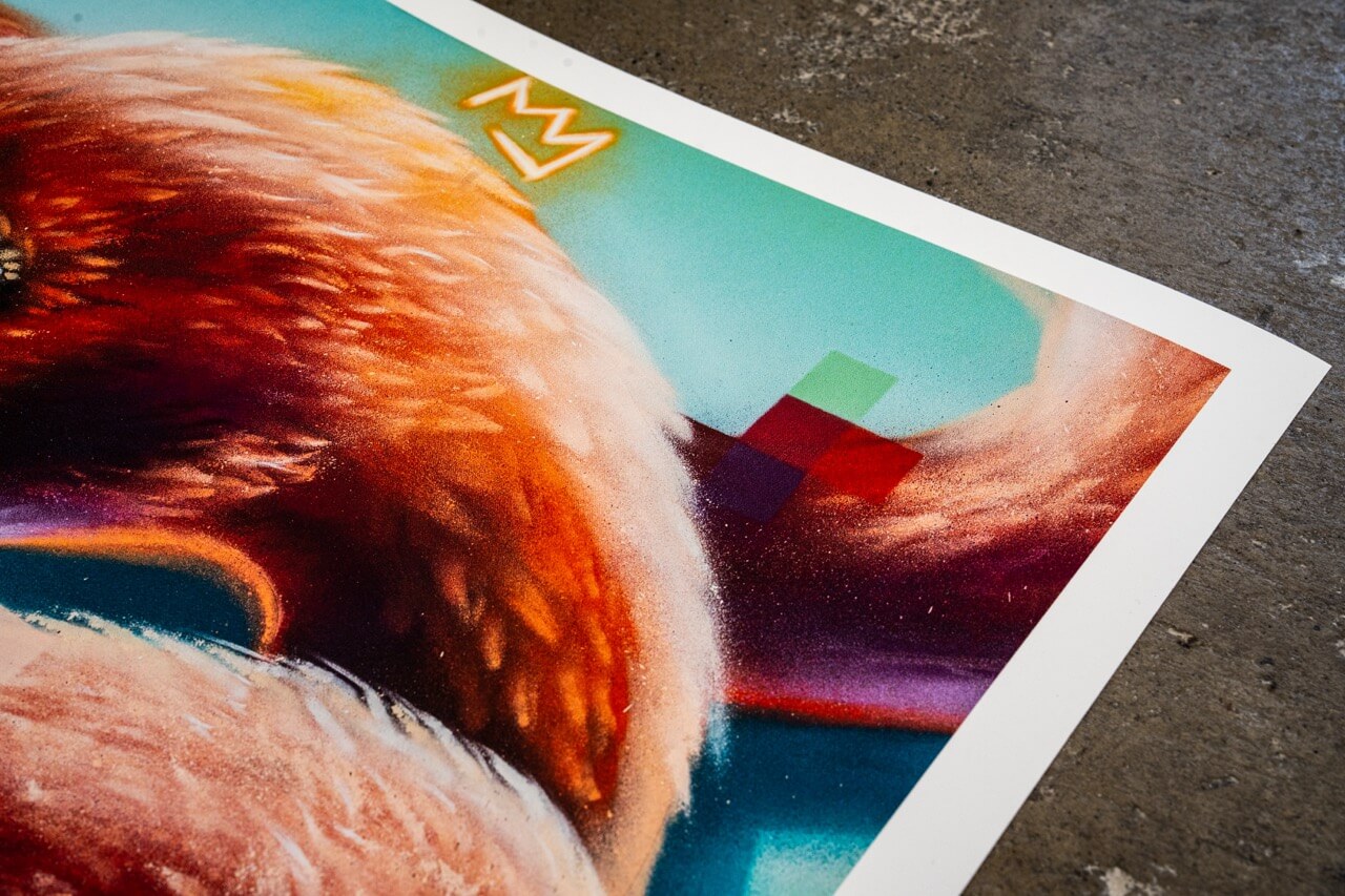 Detailaufnahme eines Graffiti-Kunstdrucks von Stone Graffiti. Das Motiv zeigt einen farbenprächtigen Flamingo mit fein ausgearbeiteten Federn in warmen Orangetönen. Der Hintergrund besteht aus einem sanften Türkisverlauf mit abstrakten, pixelartigen Farbakzenten in Rot und Grün. Über dem Kopf des Flamingos ist eine stilisierte Krone als markantes Graffiti-Element zu sehen. Der hochwertige Druck liegt auf einer Betonoberfläche, was den urbanen Street-Art-Charakter unterstreicht.