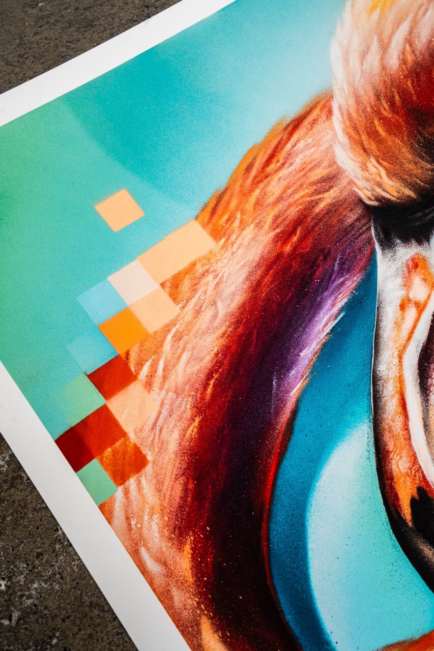 Detailaufnahme eines Graffiti-Kunstdrucks von Stone Graffiti. Das Motiv zeigt die lebendigen Federn eines Flamingos in kräftigen Orangetönen mit realistischen Schattierungen. Der Hintergrund besteht aus einem sanften Türkisverlauf, kombiniert mit pixelartigen Farbblöcken in Blau, Orange und Rot, die dem Kunstwerk eine moderne, digitale Note verleihen. Der hochwertige Druck liegt auf einer rauen Betonoberfläche und hebt sich durch seine feine Detailarbeit und intensiven Farben ab.
