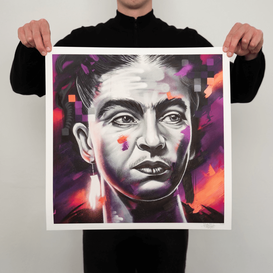 Person in schwarzer Kleidung hält einen hochwertigen Graffiti-Kunstdruck von Stone Graffiti vor einer weißen Wand. Das Kunstwerk zeigt ein hyperrealistisches Porträt in Schwarz-Weiß mit abstrakten, leuchtenden Farbakzenten in Lila, Orange und Rot. Geometrische Muster und gesprühte Details ergänzen das Motiv und verleihen dem Kunstwerk eine moderne, urbane Ästhetik.