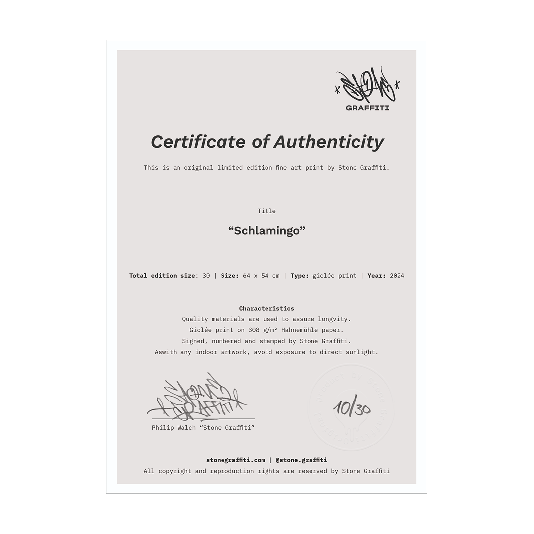 Dieses Echtheitszertifikat bestätigt, dass es sich bei „Schlamingo“ um einen limitierten Fine Art Print von Stone Graffiti handelt. Der Druck erscheint in einer Auflage von 30 Exemplaren, ist auf hochwertigem 308 g/m² Hahnemühle-Papier produziert, handsigniert, nummeriert und geprägt – ein echtes Sammlerstück.