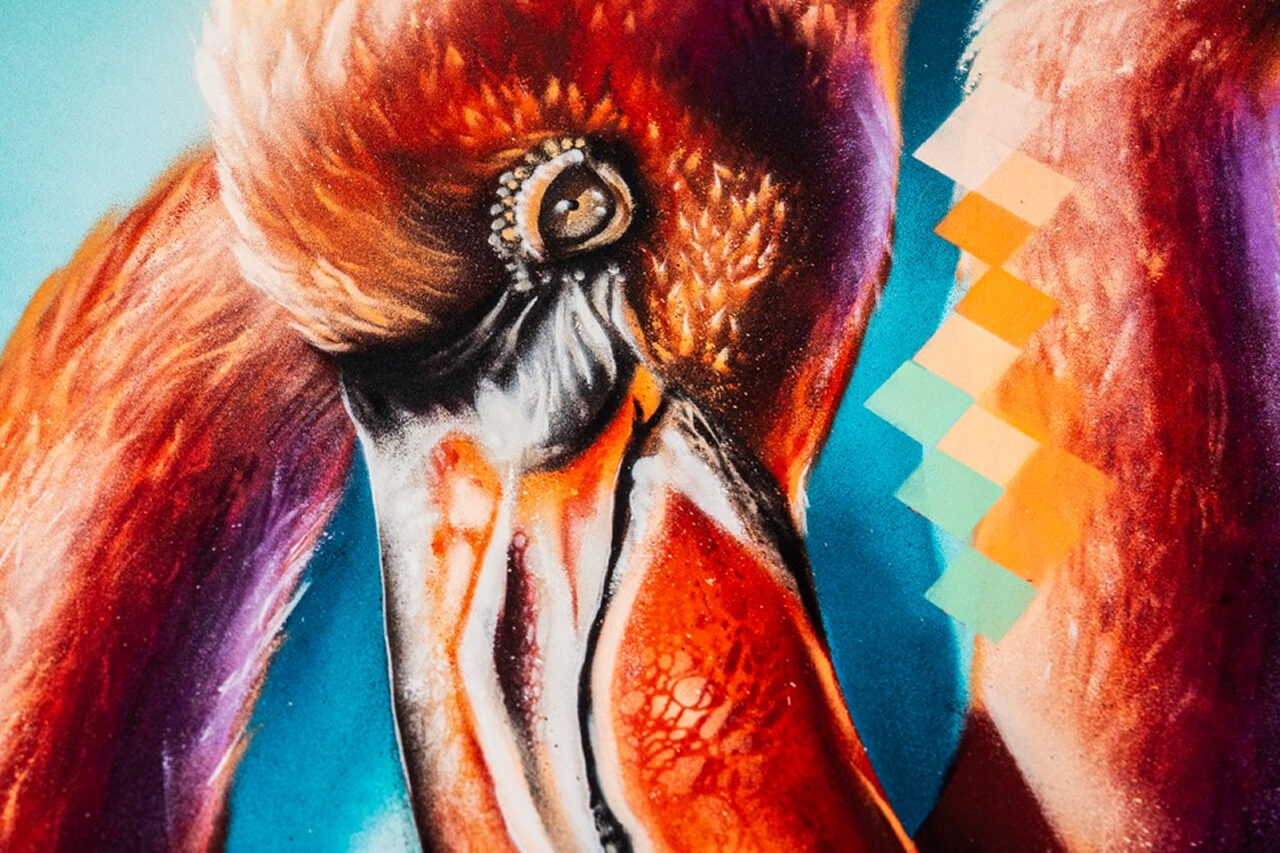 Nahaufnahme eines kunstvollen Flamingo-Gemäldes mit intensiven Rot- und Orangetönen. Feine Details im Auge und Schnabel verleihen dem Motiv Tiefe, während geometrische Pixel-Elemente in Blau und Orange einen modernen Kontrast zum organischen Stil des Vogels schaffen.