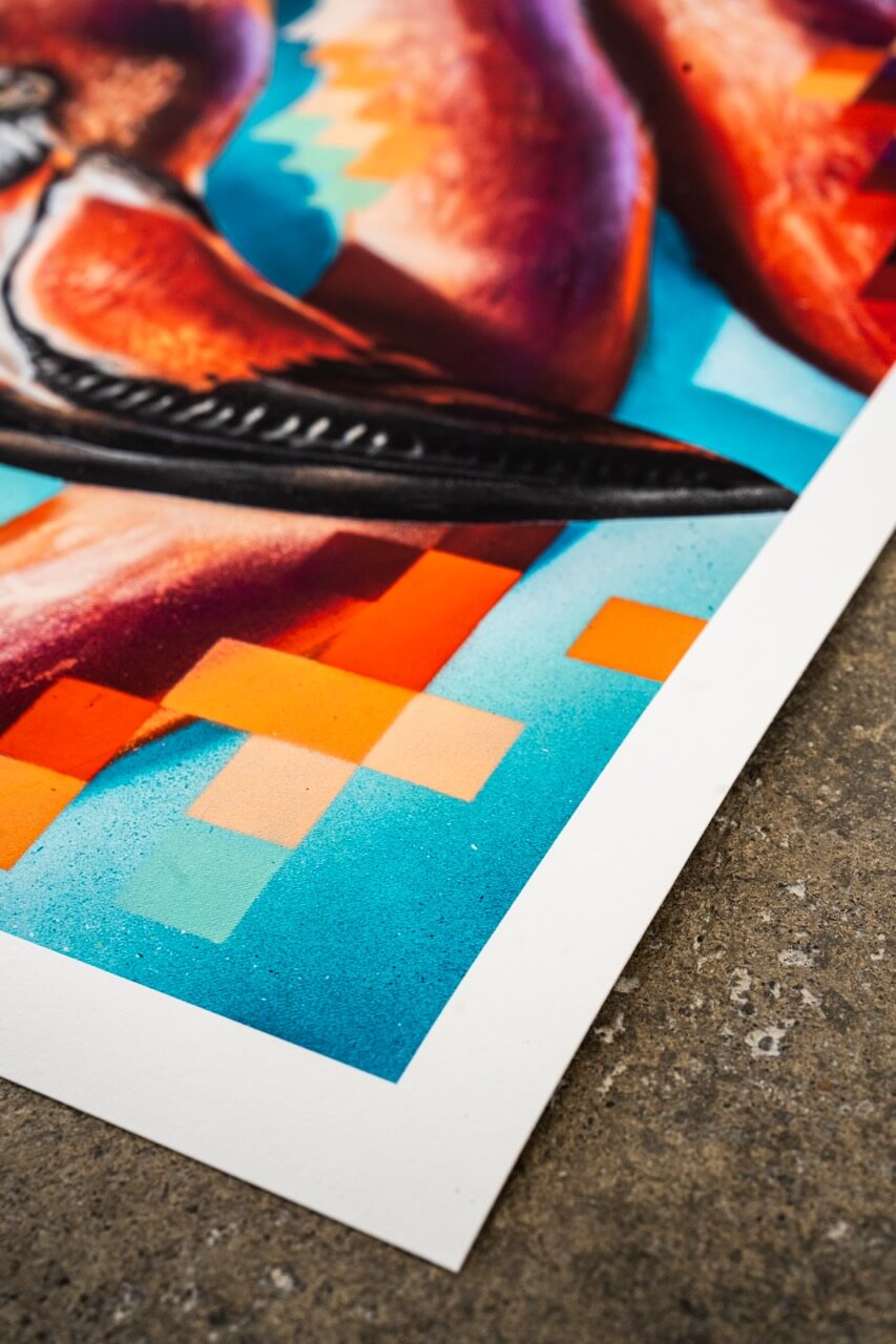 Detailaufnahme eines Graffiti-Kunstdrucks von Stone Graffiti. Das Motiv zeigt den Schnabel und einen Teil des Körpers eines farbenprächtigen Flamingos mit lebendigen Orangetönen. Der Hintergrund besteht aus abstrakten, pixelartigen Farbverläufen in Blau und Orange, die dem Werk eine moderne, digitale Ästhetik verleihen. Der hochwertige Druck liegt auf einer rauen Betonoberfläche und hebt sich durch seine kräftigen Farben und feinen Details ab.