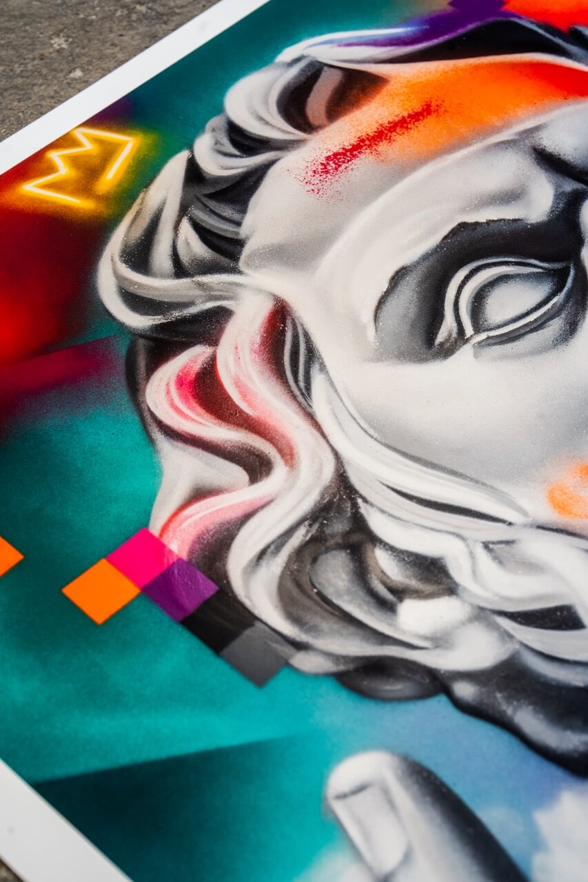 Detailaufnahme eines Kunstdrucks von Stone Graffiti, der eine klassische Skulptur in Schwarz-Weiß mit modernen, bunten Akzenten zeigt. Der Ausschnitt fokussiert sich auf das Gesicht und die kunstvoll geschwungenen Haare der Statue. Neonfarbene Pixel in Orange, Lila und Pink durchbrechen das klassische Motiv und verleihen ihm einen digitalen Touch. Eine leuchtende, gelbe Krone schwebt über der Figur, während der Hintergrund in einem sanften Türkisblau verblendet ist.