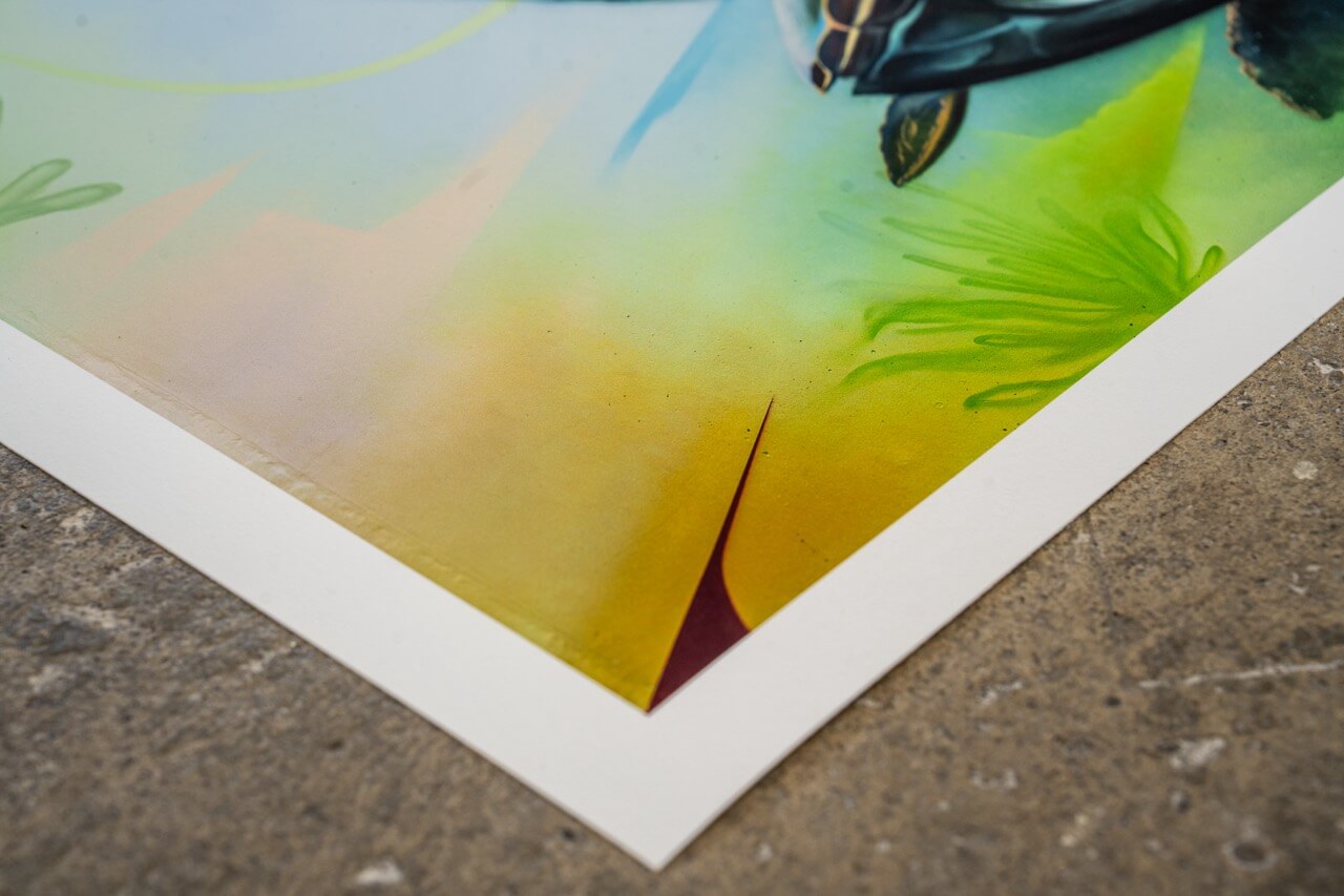 Detailaufnahme eines Kunstdrucks von Stone Graffiti mit einem farbenfrohen Verlauf aus Gelb, Grün und Blau. Der hochwertige Druck zeigt feine Farbverläufe und detaillierte Pinselstriche. Der weiße Rand hebt das Motiv hervor, während der Betonboden einen strukturierten Kontrast zur glatten Oberfläche des Papiers bildet.