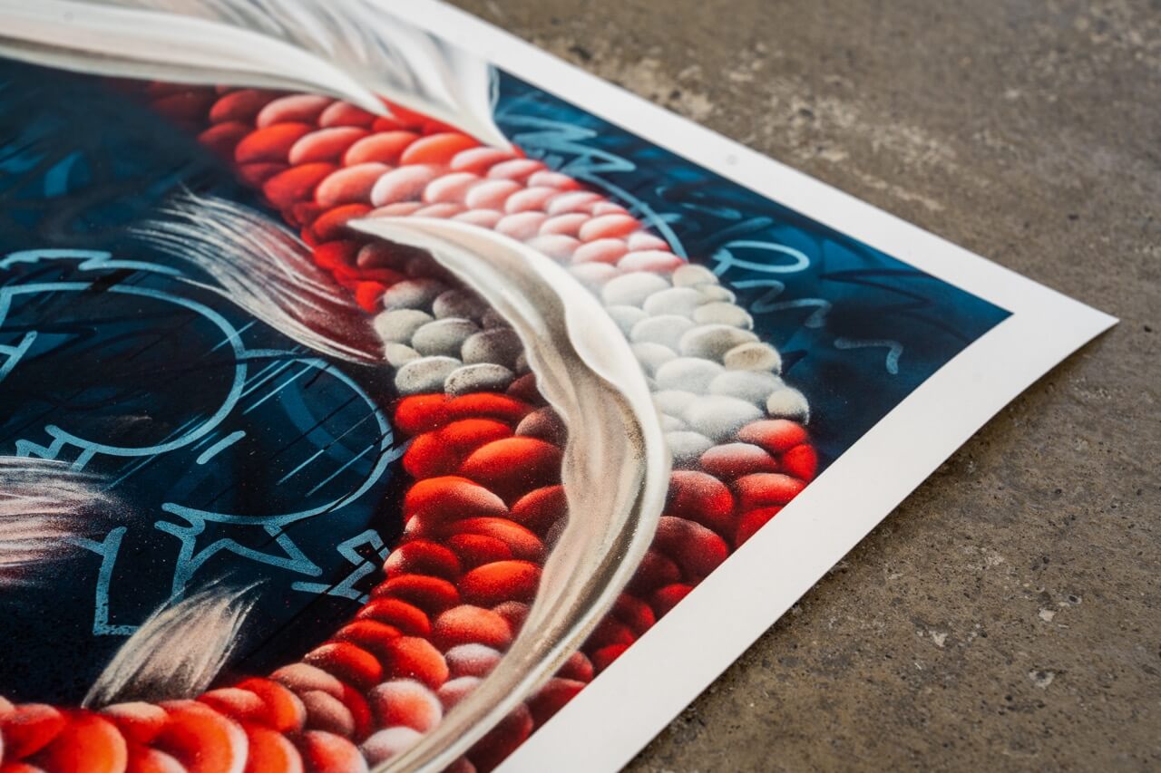 Ein detaillierter Ausschnitt des Kunstdrucks zeigt die präzise ausgearbeitete Textur der Koi-Schuppen in leuchtendem Rot und Weiß. Die fließenden Bewegungen der Fische werden durch die geschwungenen Flossen und dynamischen Pinselstriche betont. Der dunkle, graffiti-inspirierte Hintergrund mit urbanen Elementen hebt die strahlenden Farben der Koi hervor und verleiht dem Kunstwerk eine moderne, energiegeladene Atmosphäre.