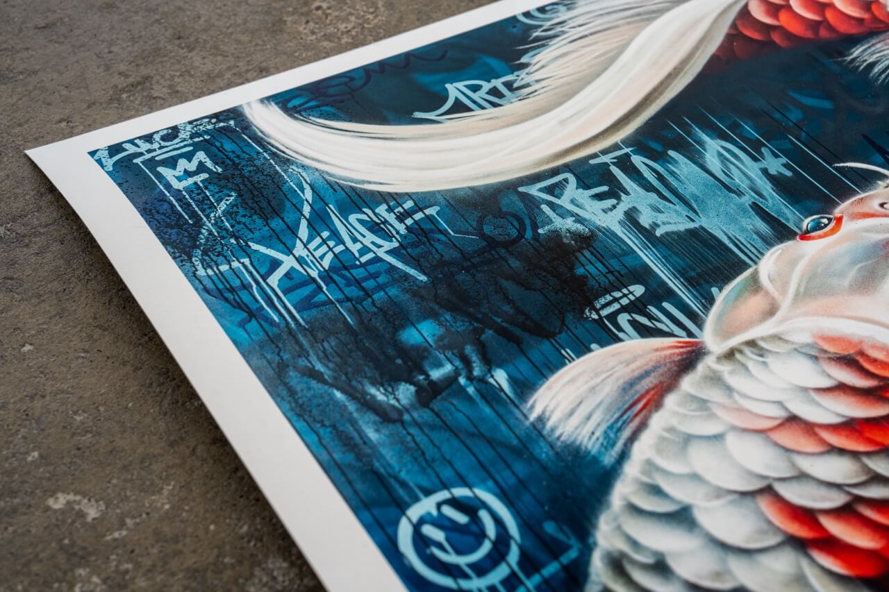 Der obere linke Bereich des Kunstwerks zeigt einen detailliert ausgearbeiteten Hintergrund in tiefem Blau mit Graffiti-Elementen, darunter Schriftzüge, Symbole und abstrakte Linien. Die weißen und hellblauen Tags verleihen dem Werk eine urbane, streetart-inspirierte Ästhetik. Der Koi-Fisch mit seinen schimmernden Schuppen und fließenden Schwanzflossen steht im starken Kontrast zu den rohen, gesprayten Elementen im Hintergrund.