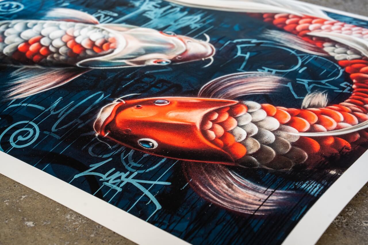 Der untere rechte Bereich des Kunstwerks zeigt zwei detailliert ausgearbeitete Koi-Fische, die sich in einer kreisförmigen Bewegung begegnen. Der vordere Koi besticht durch seine leuchtend rote Färbung mit glänzenden Schuppen, während der hintere Fisch in einem silbrig-weißen Ton gehalten ist. Der Hintergrund ist mit Graffiti-Elementen, Schriftzügen und abstrakten Mustern in dunklen Blautönen versehen, die einen starken Kontrast zu den lebhaften Farben der Fische bilden.