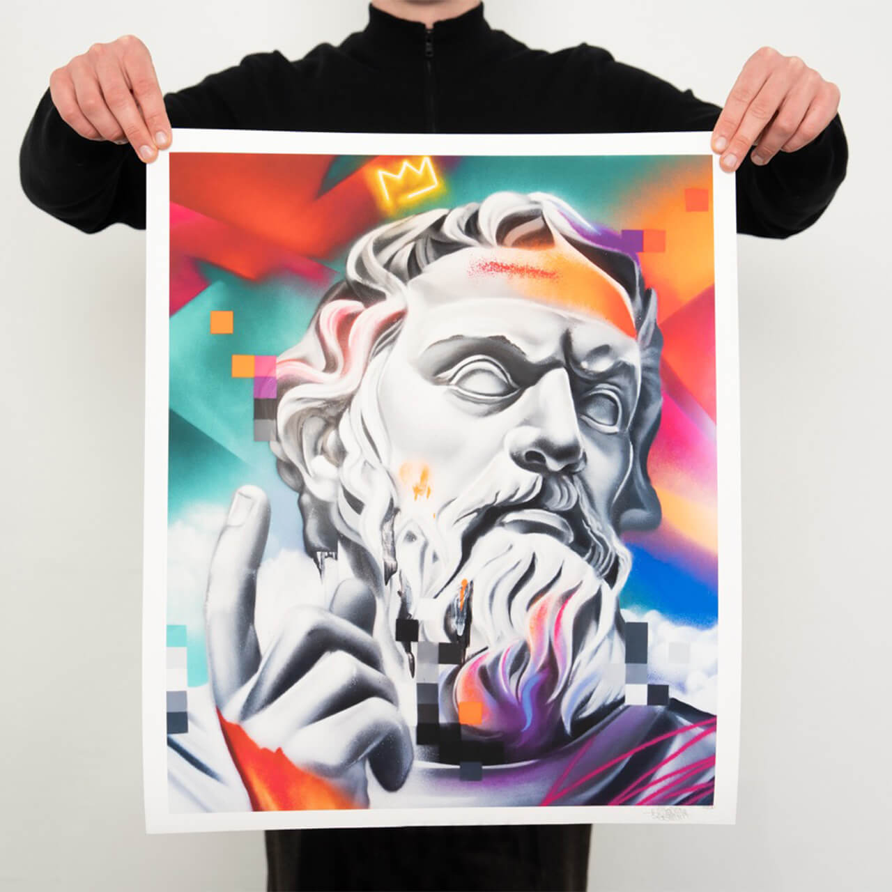 Person in schwarzer Kleidung hält einen hochwertigen Kunstdruck von Stone Graffiti vor einem neutralen Hintergrund. Das Motiv zeigt eine moderne Interpretation einer klassischen Skulptur mit digitaler Ästhetik. Die Statue eines bärtigen Philosophen oder Gelehrten ist in Grautönen gehalten, mit lebhaften Farbverläufen in Blau, Orange und Pink. Ein neonartiges Kronensymbol schwebt über seinem Kopf, während pixelartige Elemente und abstrakte Farbakzente den Hintergrund dynamisch gestalten.