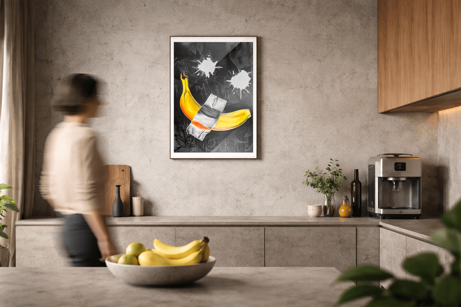 Graffiti Kunstdruck Banane hängt über Sideboard in moderner Küche mit 
weißen Fronten und Holzakzenten als Wandbild