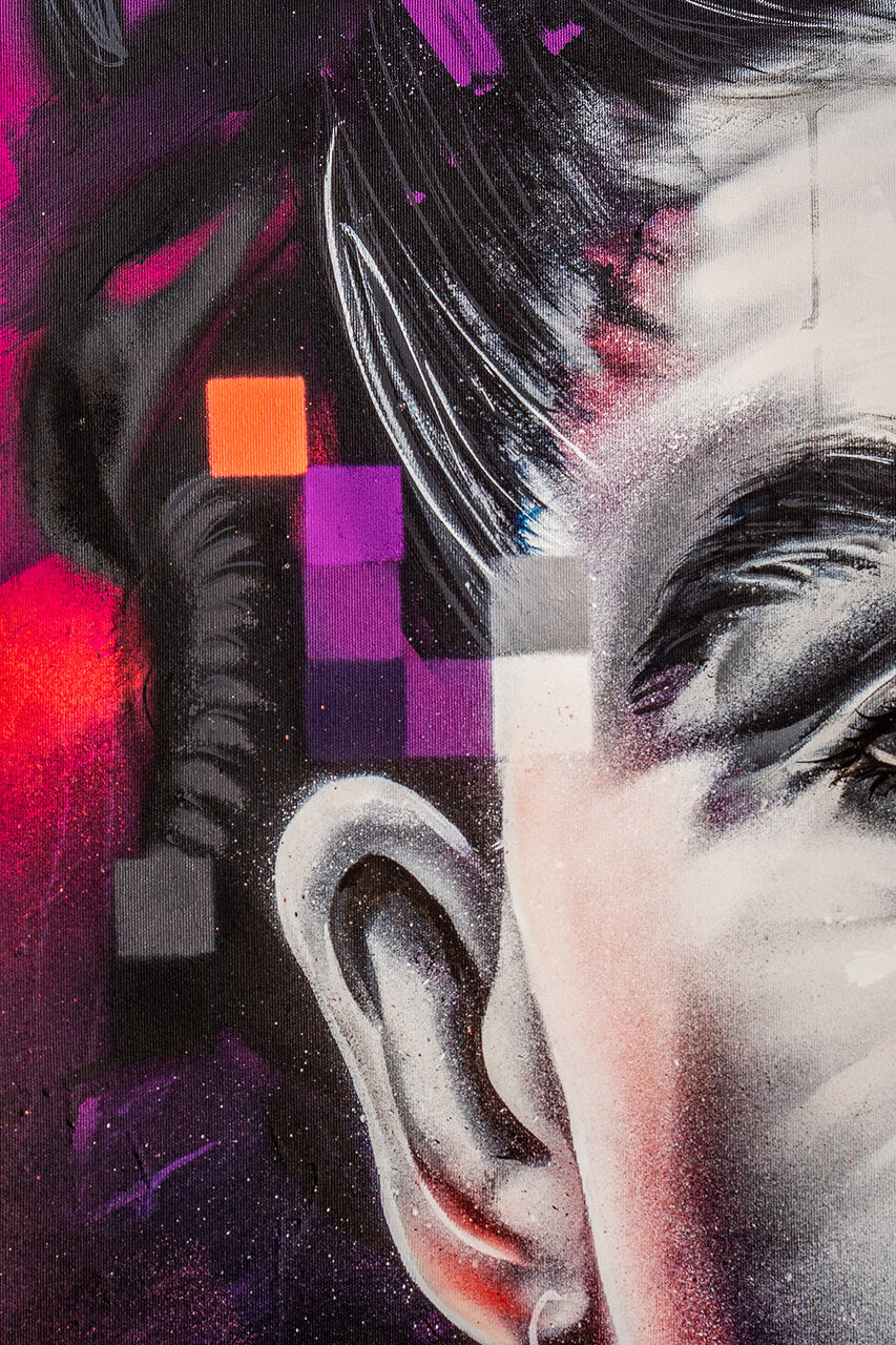 Ein detaillierter Ausschnitt eines modernen Street-Art-Porträts zeigt den linken Bereich des Gesichts mit Fokus auf das Ohr und umgebende grafische Elemente. Die digitalen Pixelstrukturen in Lila- und Orangetönen kontrastieren mit den weichen, realistischen Schattierungen der Haut und Haarsträhnen.
