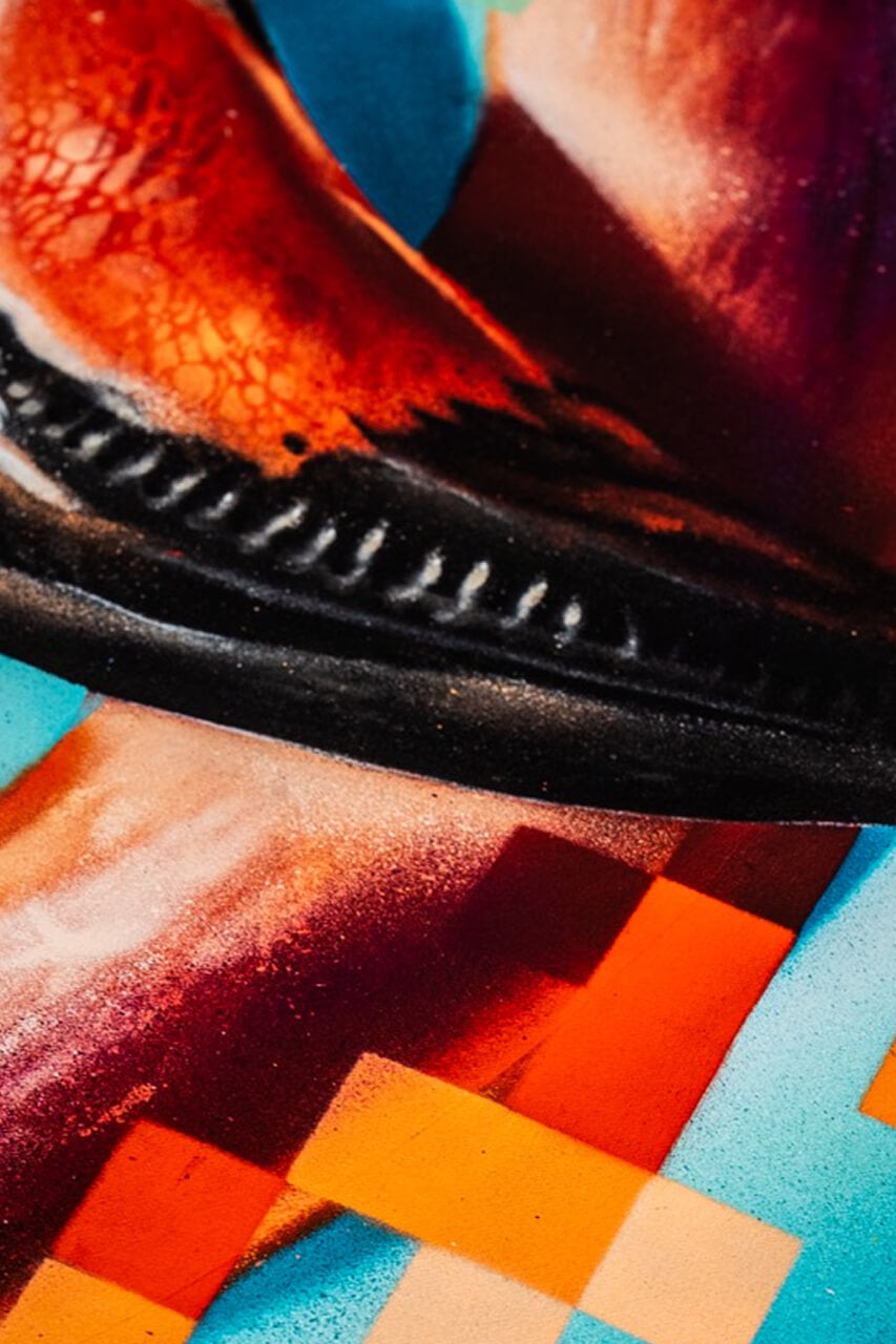 Detailaufnahme eines Flamingo-Schnabels mit faszinierenden Texturen und Farbverläufen. Die leuchtenden Rottöne verschmelzen mit kräftigen Schwarz- und Orangetönen, während geometrische Pixel-Elemente einen modernen, digitalen Akzent setzen.