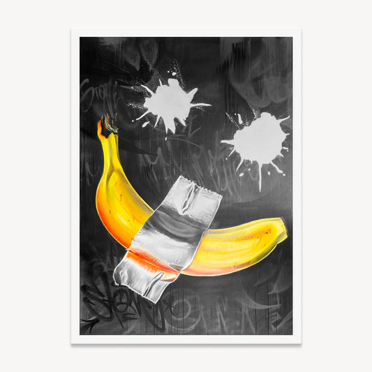 Ein provokatives Kunstwerk, das eine leuchtend gelbe Banane zeigt, die mit silbernem Klebeband auf einer dunklen, urbanen Wand fixiert ist. Der Hintergrund besteht aus Graffiti-Elementen, abstrakten Farbverläufen und zwei weißen Farbspritzern, die dem Bild eine expressive Dynamik verleihen. Die Anspielung auf zeitgenössische Konzeptkunst wird hier mit Street-Art-Elementen kombiniert, wodurch eine spannende Mischung aus Ironie und Ästhetik entsteht.