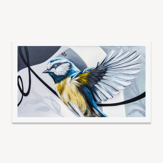 Das Bild zeigt einen kunstvoll inszenierten Print einer Blaumeise mit ausgebreiteten Flügeln. Die elegante Komposition kombiniert realistische Details mit abstrakten, urbanen Elementen im Hintergrund und verleiht dem Motiv eine moderne, dynamische Ästhetik.