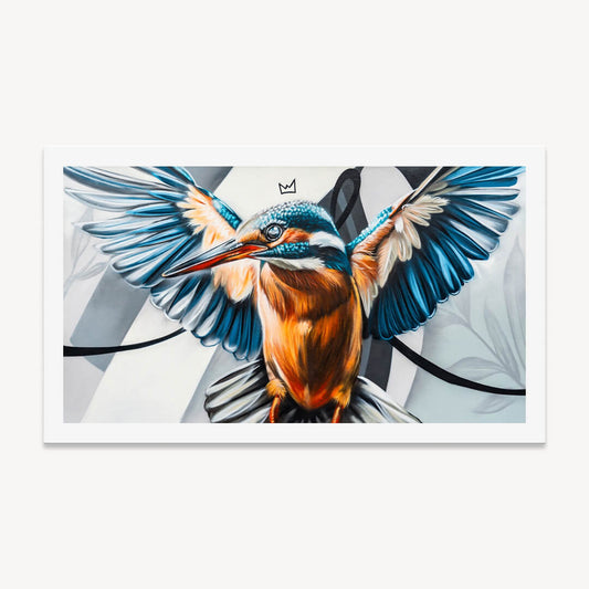 Das Bild zeigt einen farbenfrohen Eisvogel mit ausgebreiteten Flügeln, der kraftvoll in Szene gesetzt wurde. Die kontrastreiche Kombination aus realistischer Maltechnik und abstrakten grafischen Elementen im Hintergrund verleiht dem Werk eine besondere Tiefe und Dynamik.