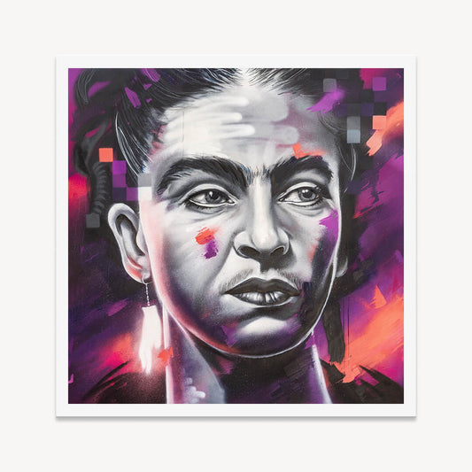 Ein ausdrucksstarkes Porträt von Frida Kahlo in Schwarz-Weiß, das durch farbige Akzente in Violett, Rot und Orange eine moderne, urbane Note erhält. Der Hintergrund ist mit abstrakten Pinselstrichen und pixelartigen Elementen gestaltet, die eine spannende Verbindung zwischen klassischer Porträtkunst und digitaler Ästhetik schaffen. Die intensiven Gesichtszüge und der ernste Blick unterstreichen die kraftvolle Präsenz der ikonischen Künstlerin.