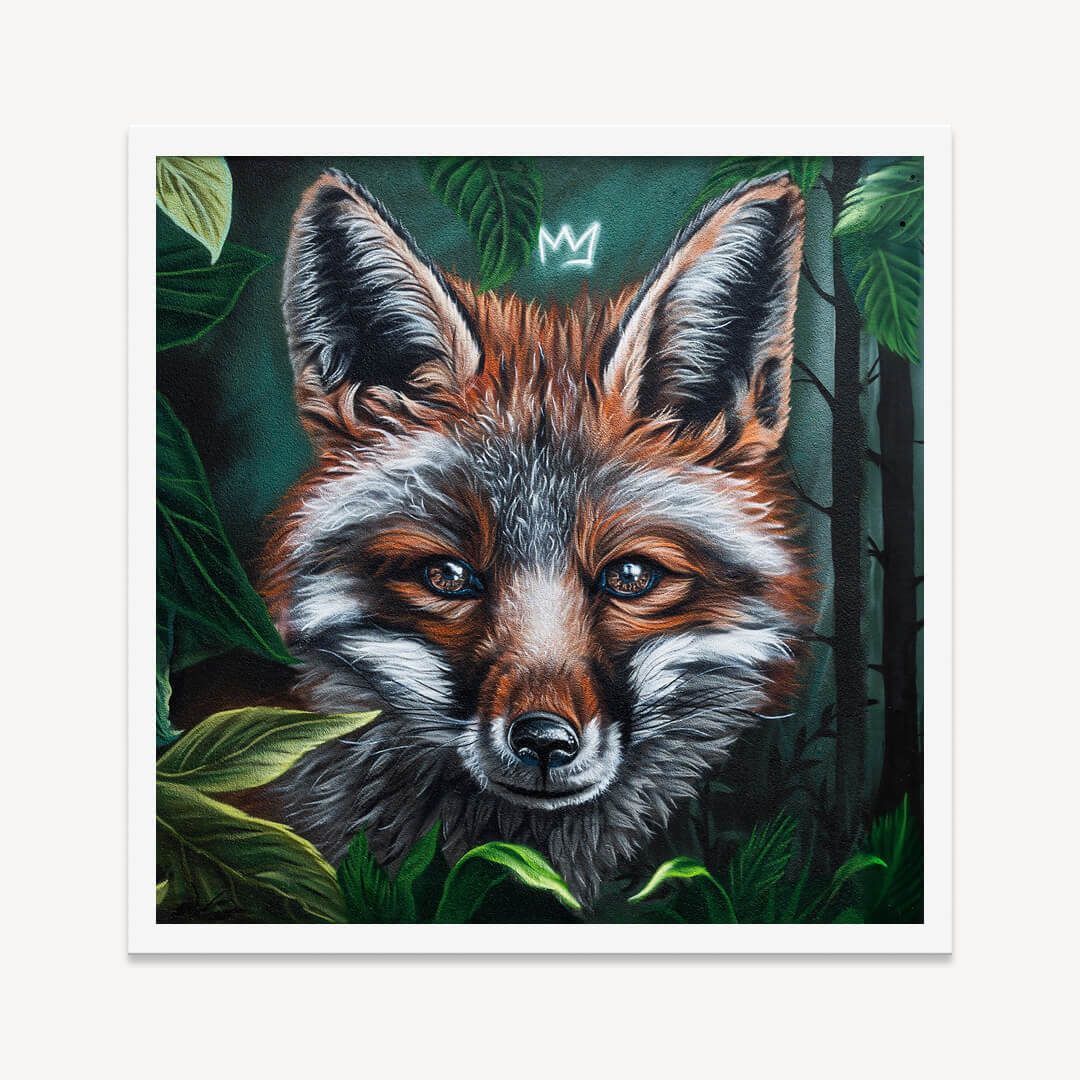 Ein hochwertiger Kunstdruck mit einer detailreichen Darstellung eines Fuchses, umgeben von dichtem, grünem Laub und dunklen Baumstämmen im Hintergrund. Der Fuchs blickt mit lebendigen, reflektierenden Augen direkt nach vorne, sein Fell ist in warmen Rot- und Brauntönen gehalten, mit weißen und schwarzen Akzenten für Textur und Tiefe. Über dem Kopf des Fuchses ist eine kleine, leuchtende Krone angedeutet.