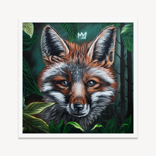 Ein hochwertiger Kunstdruck mit einer detailreichen Darstellung eines Fuchses, umgeben von dichtem, grünem Laub und dunklen Baumstämmen im Hintergrund. Der Fuchs blickt mit lebendigen, reflektierenden Augen direkt nach vorne, sein Fell ist in warmen Rot- und Brauntönen gehalten, mit weißen und schwarzen Akzenten für Textur und Tiefe. Über dem Kopf des Fuchses ist eine kleine, leuchtende Krone angedeutet.