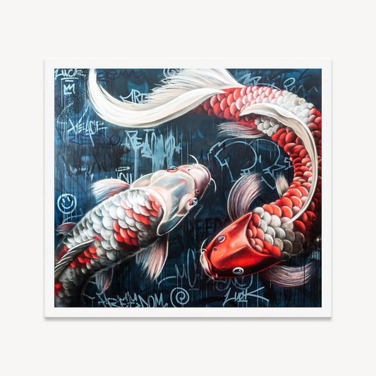 Ein hochwertiger Kunstdruck von Stone Graffiti mit zwei detailliert ausgearbeiteten Koi-Fischen in lebendigen Rot- und Weißtönen. Die Fische schwimmen in einer kreisförmigen Bewegung vor einem tiefblauen, urbanen Hintergrund, der mit Graffiti-Elementen und Tags versehen ist. Die dynamische Komposition vermittelt das Gefühl von Bewegung und Harmonie, während die feine Schattierung und Textur die Schuppen der Koi realistisch hervorheben.