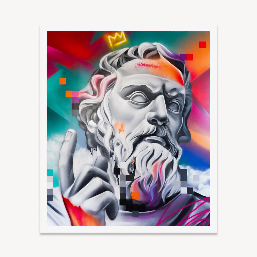 Das Bild zeigt einen hochwertigen Print. Zu sehen ist eine moderne Interpretation einer klassischen Skulptur mit digitaler Ästhetik. Die Statue eines bärtigen Philosophen oder Gelehrten ist in Grautönen gehalten, mit lebhaften Farbverläufen in Blau, Orange und Pink. Ein neonartiges Kronensymbol schwebt über seinem Kopf, während pixelartige Elemente und abstrakte Farbakzente den Hintergrund dynamisch gestalten.