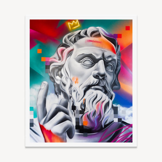 Das Bild zeigt einen hochwertigen Print. Zu sehen ist eine moderne Interpretation einer klassischen Skulptur mit digitaler Ästhetik. Die Statue eines bärtigen Philosophen oder Gelehrten ist in Grautönen gehalten, mit lebhaften Farbverläufen in Blau, Orange und Pink. Ein neonartiges Kronensymbol schwebt über seinem Kopf, während pixelartige Elemente und abstrakte Farbakzente den Hintergrund dynamisch gestalten.
