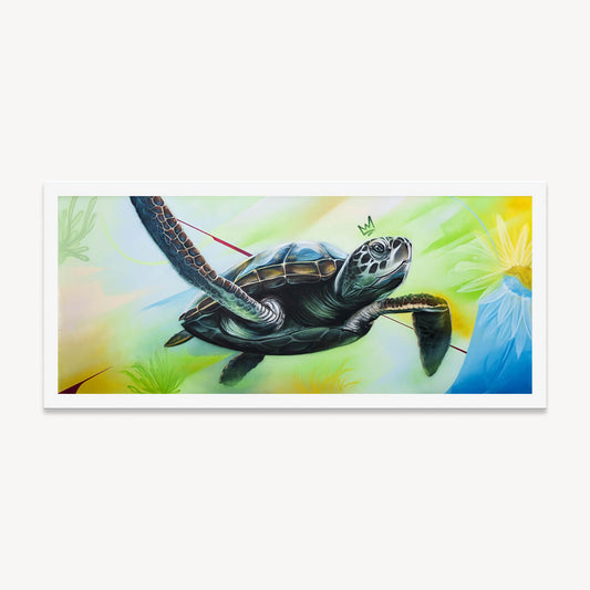 Ein hochwertiger Kunstdruck von Stone Graffiti. Das Motiv zeigt eine beeindruckend detaillierte Meeresschildkröte, die durch eine farbenfrohe, abstrakte Unterwasserwelt schwimmt. Feine Schattierungen und Farbübergänge verleihen dem Kunstwerk Tiefe und Dynamik. Die moderne Interpretation kombiniert realistische Elemente mit grafischen Akzenten, darunter eine kleine Krone über dem Kopf der Schildkröte. Der weiße Rand des Drucks setzt das Motiv perfekt in Szene.