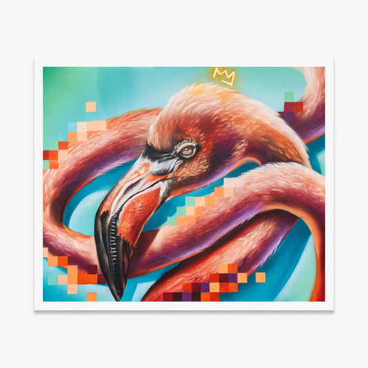 Ein leuchtend pinker Flamingo mit intensivem Blick und kunstvoll geschwungenem Hals füllt das Bild. Sein detailreich gemalter Schnabel zeigt scharfe Kontraste zwischen Schwarz, Rot und Orange, während sein Gefieder in warmen Rosé- und Magentatönen schimmert. Der Hintergrund verbindet ein modernes, digitales Element mit Pixelmustern und einem weichen Farbverlauf aus Türkis und Blau.