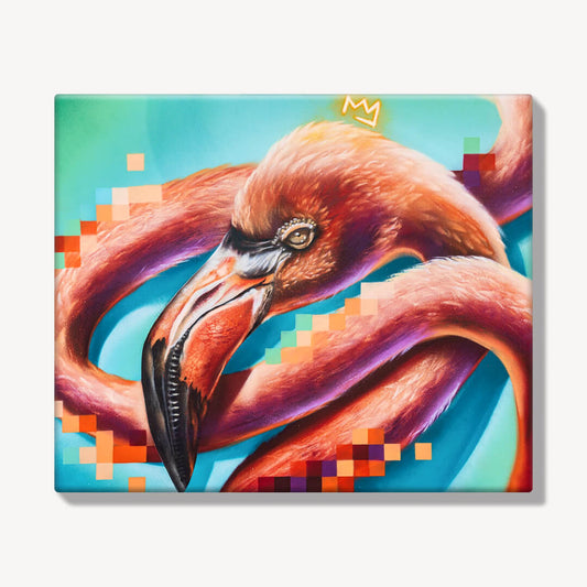 Ein leuchtend pinker Flamingo mit intensivem Blick und kunstvoll geschwungenem Hals füllt das Bild. Sein detailreich gemalter Schnabel zeigt scharfe Kontraste zwischen Schwarz, Rot und Orange, während sein Gefieder in warmen Rosé- und Magentatönen schimmert. Der Hintergrund verbindet ein modernes, digitales Element mit Pixelmustern und einem weichen Farbverlauf aus Türkis und Blau. Über dem Kopf des Flamingos thront eine kleine Krone, die ihn wie eine erhabene Ikone erscheinen lässt.